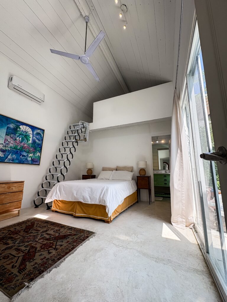 habitacion-con-un-nivel-elevado-bedroom-with-loft-beds-casa-blanca-flamingos-riviera-nayarit-philos-real-estate