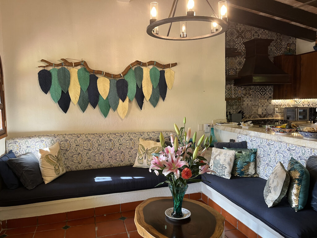 sala-amueblada-furnished-living-room-cozy-sofa-casa-victoria-monte-calvario-la-cruz-de-huanacaxtle-philos-real-estate