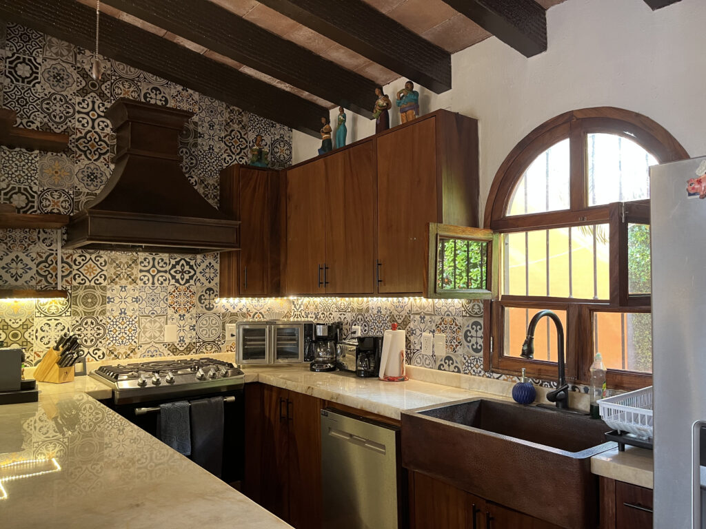 cocina-equipada-fully-equipped-kitchen-casa-victoria-monte-calvario-la-cruz-de-huanacaxtle-philos