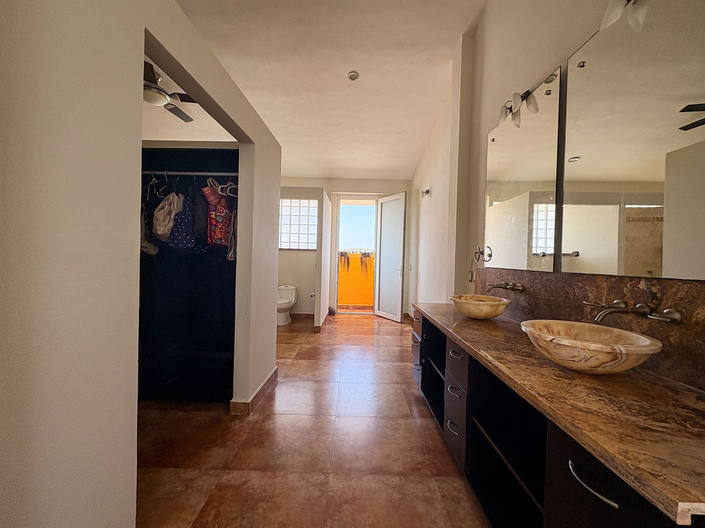 vestidor-walking-closet-espejos-mirrors-lavamanos-washbasin-casa-dorada-monte-calvario-la-cruz-de-huanacaxtle-philos