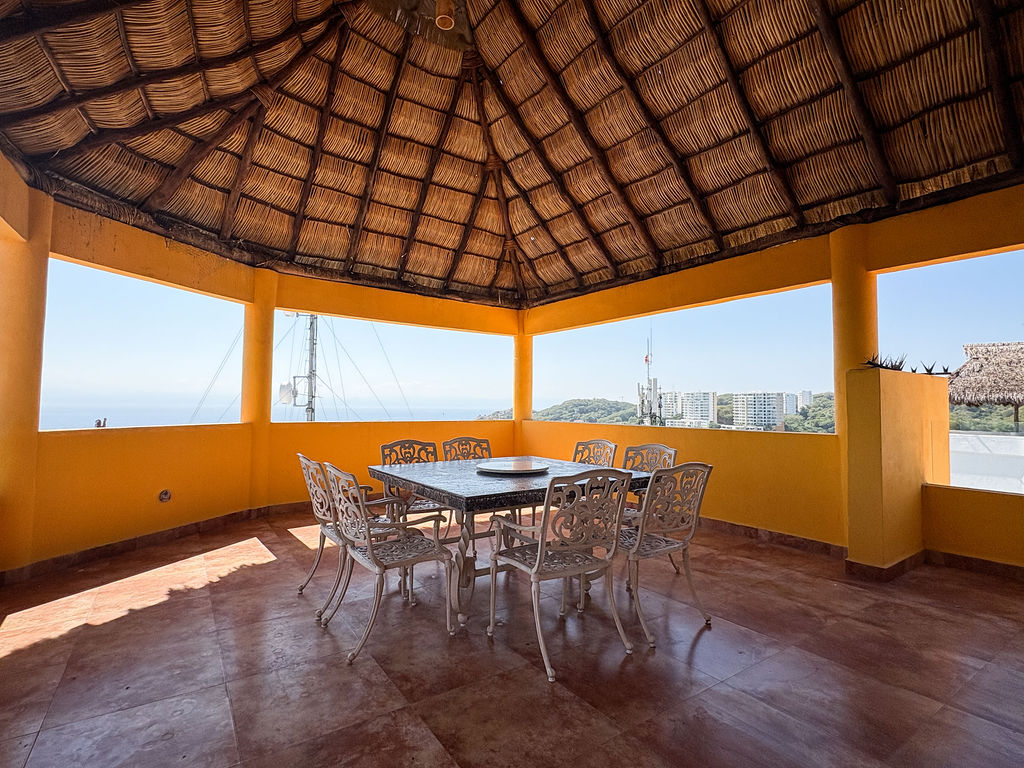 terraza-terrace-mesa-table-sillas-chairs-casa-dorada-con-vista-al-mar-ocean-view-monte-calvario-la-cruz-de-huanacaxtle-philos